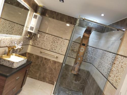 a bathroom with a shower and a sink at شقة مفروشة مدينة نصر in Cairo