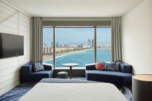 een hotelkamer met uitzicht op de oceaan bij W Barcelona in Barcelona