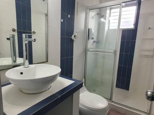 Ένα μπάνιο στο R.8-8 Lindo estudio ejecutivo en área turística.