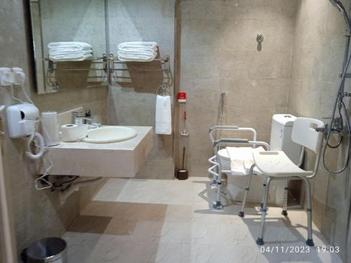 a bathroom with a sink and a shower at شقق الماسة التاج للشقق الفندقية in Hail