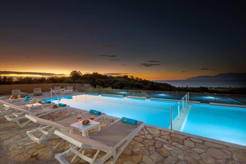 Πισίνα στο ή κοντά στο Family Villa Portes with panoramic view!