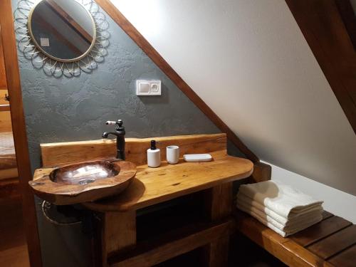 y baño con lavabo de madera y espejo. en Chalupa Řeka - Na samotě u lesa en Řeka
