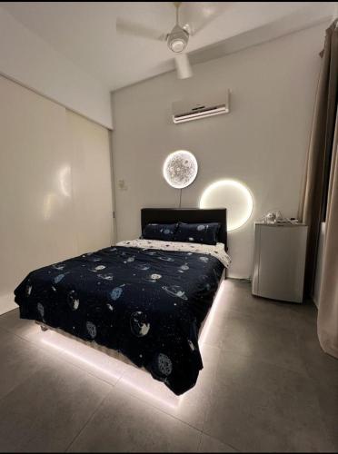 ein Schlafzimmer mit einem Bett mit einer schwarzen Bettdecke in der Unterkunft Nebulosa @ Empire Damansara in Petaling Jaya