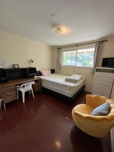 1 dormitorio con cama, escritorio y silla en Great Value Peaceful Room in LA, en Hacienda Heights
