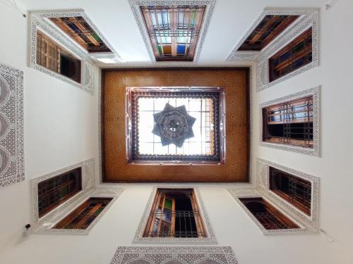 Η βιβλιοθήκη του ξενώνα