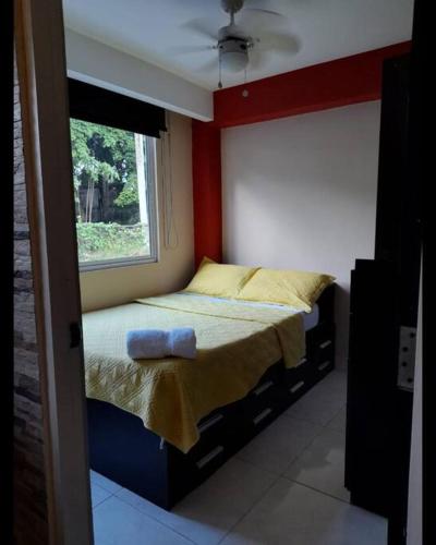 a small bedroom with a bed with a window at R.3-3 Lindo estudio, 2 habitaciones en el ciudad de Panamá. in Panama City