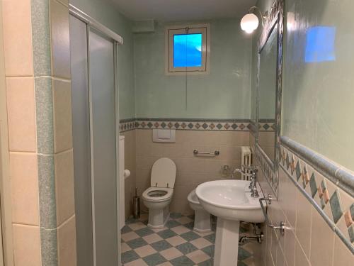 a small bathroom with a toilet and a sink at Casa Giulia in Santarcangelo di Romagna