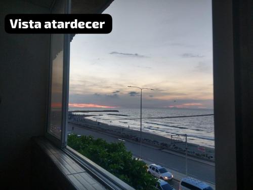 una finestra di un edificio con vista sull'oceano di Encanto en Cartagena, aparatamento Duplex con vista al mar a Cartagena de Indias