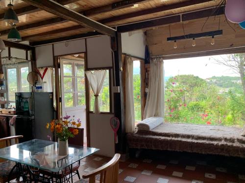 um quarto com uma cama, uma mesa e uma janela em Romantic house on a pine hill Dalat em Xuan An