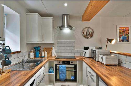 Køkken eller tekøkken på Nook Cottage Seaside Charm & Countryside Calm