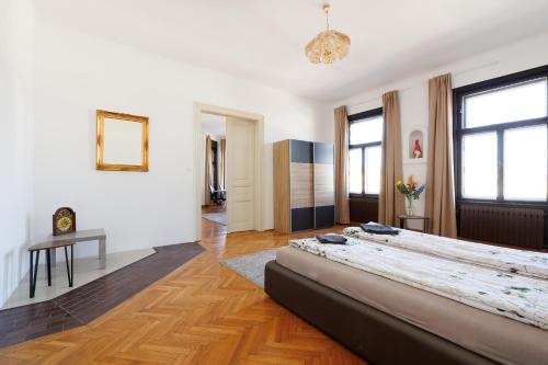 um quarto grande com uma cama grande num quarto em Central apartment - private sauna em Viena