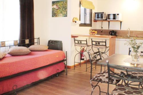 1 dormitorio con cama, mesa y cocina en La Quinta Resort en Merlo