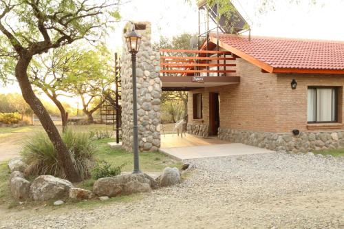 una casa con una luz de la calle delante de ella en La Quinta Resort en Merlo