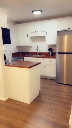 eine Küche mit weißen Schränken und einem Kühlschrank aus Edelstahl in der Unterkunft 3 bedroom apartment in Rome