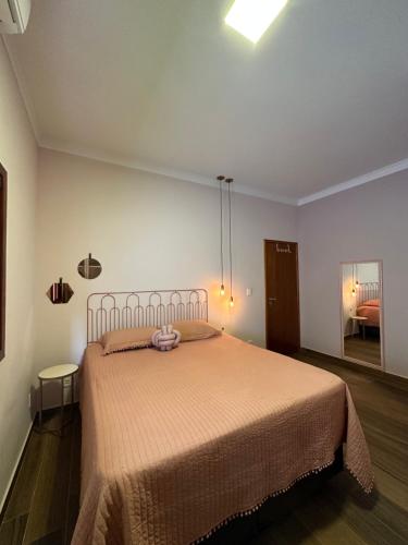 Säng eller sängar i ett rum på Casa com Area Gourmet e Banheira