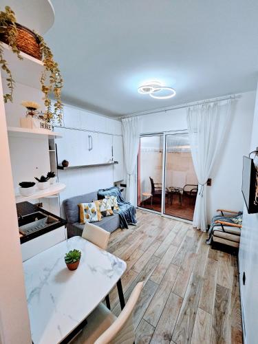 un salon avec une table et un canapé dans l'établissement Perle Maritime Studio 3 Proche mer wifi clim, à Cagnes-sur-Mer