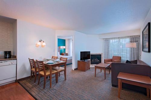 Televisyen dan/atau pusat hiburan di Residence Inn Columbia