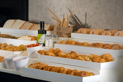 een weergave van verschillende soorten brood en gebak bij AC Hotel Madrid Feria by Marriott in Madrid