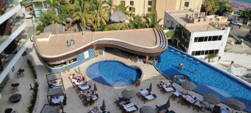 una vista aérea de una piscina en un complejo en Ocean View Suites at Corazon Resort, en Cabo San Lucas