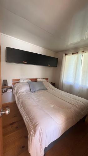 1 cama blanca grande en una habitación con ventana en Casa en alquiler El Detalle Punta Negra en Punta Colorada