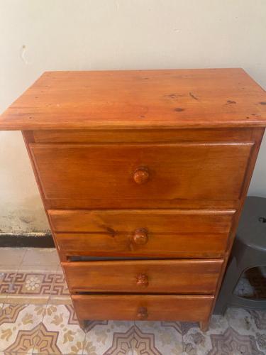 a wooden dresser with four drawers in a room at Hostal Las Quince Letras in Tehuacán