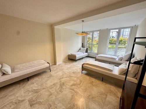 um quarto amplo com 2 camas e 2 janelas em Sanierte 5 Zimmer Luxus Standard Apartment auf 350qm em Hamburgo