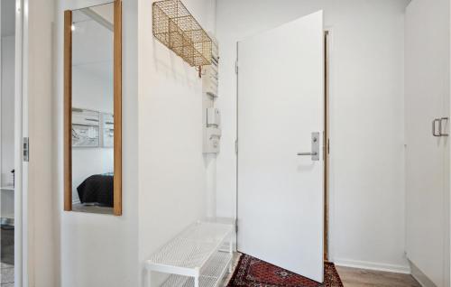 ein Spiegel an einer Wand neben einer Tür in der Unterkunft Fan Bad, Lejl, 1 in Fanø
