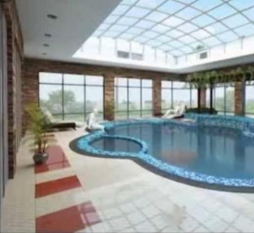 uma grande piscina num grande edifício em Kings Millennium Apartments- 3Bdrm Aprt, All Ensuite, 7km to JKI Airport, 7km to CBD em Nairobi