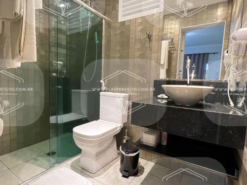 Ένα μπάνιο στο Flat Perfeito Flat Amarilis em Riviera São Lourenço com café da manhã e enxoval completo toalhas praia e piscina com trocas