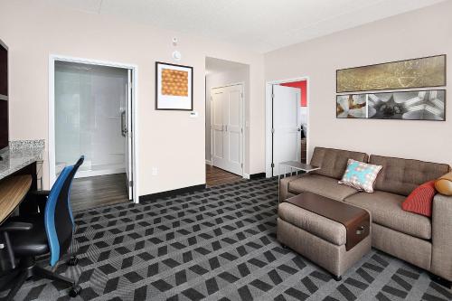 a living room with a couch and a desk at TownePlace Suites by Marriott Grove City Mercer/Outlets in Grove City