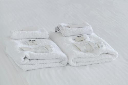 sterta ręczników na stole w obiekcie EIGHT TWO NINE TWO III: BONDI BEACH w mieście Sydney