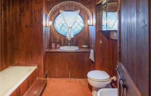 ein Bad mit einem WC, einer Badewanne und einem Fenster in der Unterkunft Amazing Apartment In Ficulle With Wifi in Ficulle