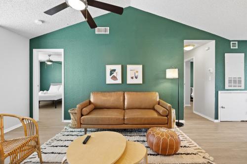 - un salon avec un canapé et une table dans l'établissement Comfy BoHo 2BD Apt in Cedar Park/North Austin, à Austin