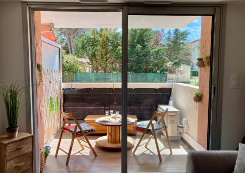 un patio avec une table et des chaises sur un balcon dans l'établissement Appartement 3 étoiles Plage & Commerces Saint-Aygulf, à Saint-Aygulf