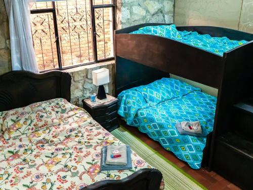 una camera con 2 letti a castello e un letto di Brisas de San Roque by Rotamundos a Monguí