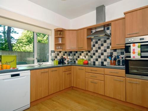 A kitchen or kitchenette at Charnwood Cottage