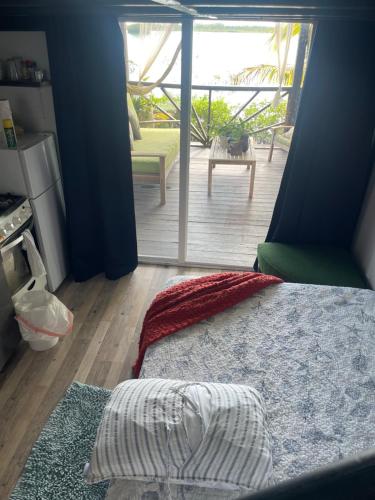 um quarto com uma cama e vista para um pátio em Hidden Paradise - Cottage em Nassau