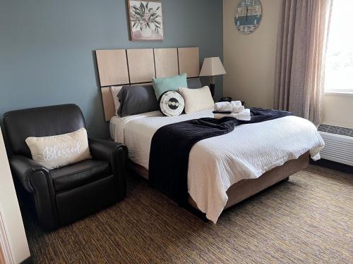 a bedroom with a large bed and a chair at SONESTA in Houston