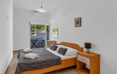 a bedroom with a bed and a table with towels on it at Amazing Home In Makarska With 9 Bedrooms, Wifi And Outdoor Swimming Pool in Makarska