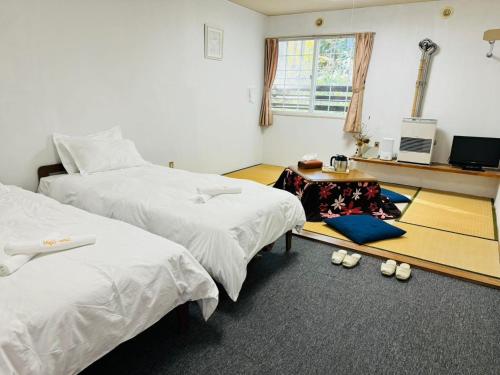 a room with two beds and a basketball court at 北志賀ライムライト in Shimotakai