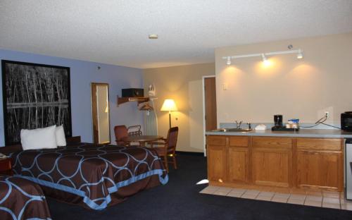 Una cocina o cocineta en Super 8 by Wyndham Adrian