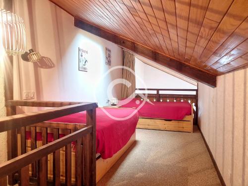 レ・ジェにあるAppartement Les Gets, 2 pièces, 5 personnes - FR-1-454-30のベッド1台とバルコニー付きの小さな客室です。