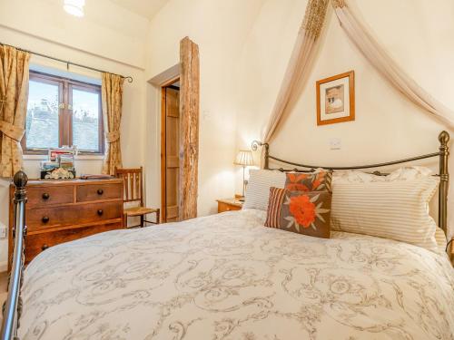 Un dormitorio con una cama grande y una ventana en Rickyard Cottage- Uk45535, en Buildwas