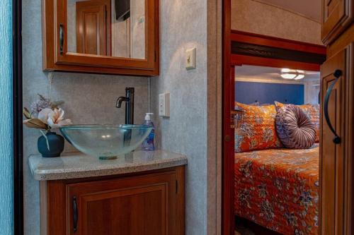 - Baño con lavamanos y cama en Little RV on the Lake, en Lutz