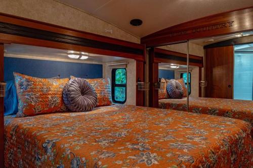 een slaapkamer met een groot bed en een grote spiegel bij Little RV on the Lake in Lutz