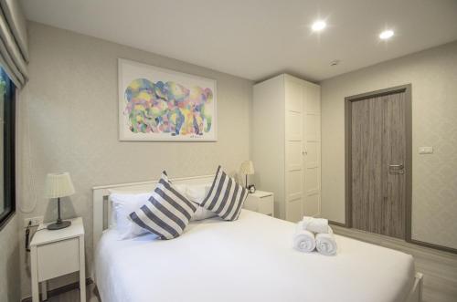 Ένα ή περισσότερα κρεβάτια σε δωμάτιο στο 2 Bedrooms Suite Pool Access@The Title Residencies Naiyang