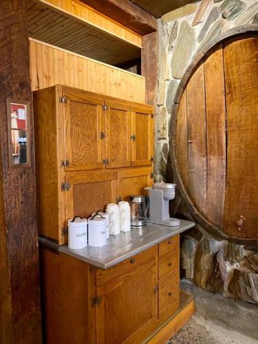 kuchnia z drewnianymi szafkami i blatem z kubkami w obiekcie Vintage 1857~Stone & Beam Cellar w mieście Amador City