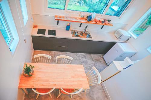 an overhead view of a kitchen with a table and chairs at Jeju Love Stay Purple in Jeju
