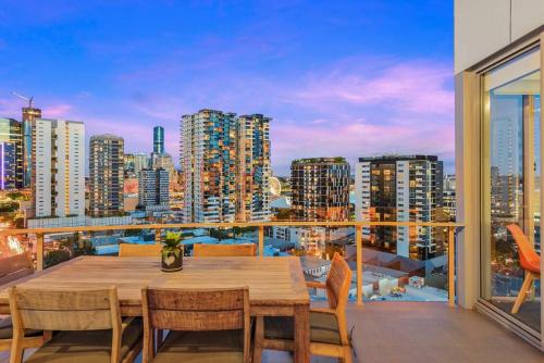 balcón con mesa de madera y vistas a la ciudad en View from the Top ~ 2Bed, 2Bath, 2Parking, Balcony, en Brisbane