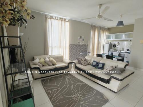 uma sala de estar com dois sofás e uma cozinha em Tamarind Suites or D'Pulze Residence or Domain NeoCyber, click Room selection for location and pics em Cyberjaya